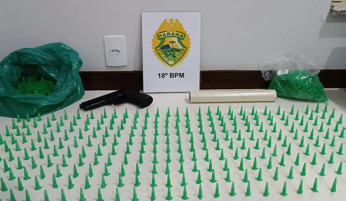 Operação Policial em Assaí Descobre Drogas e Simulacro de Arma em Residência