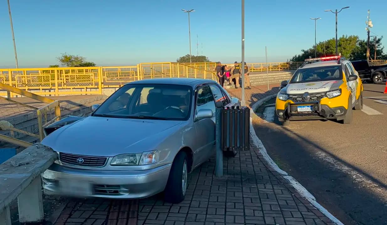 Motorista perde o controle do carro, invade calçada no Alto do Cristo e é socorrida em Cornélio Procópio