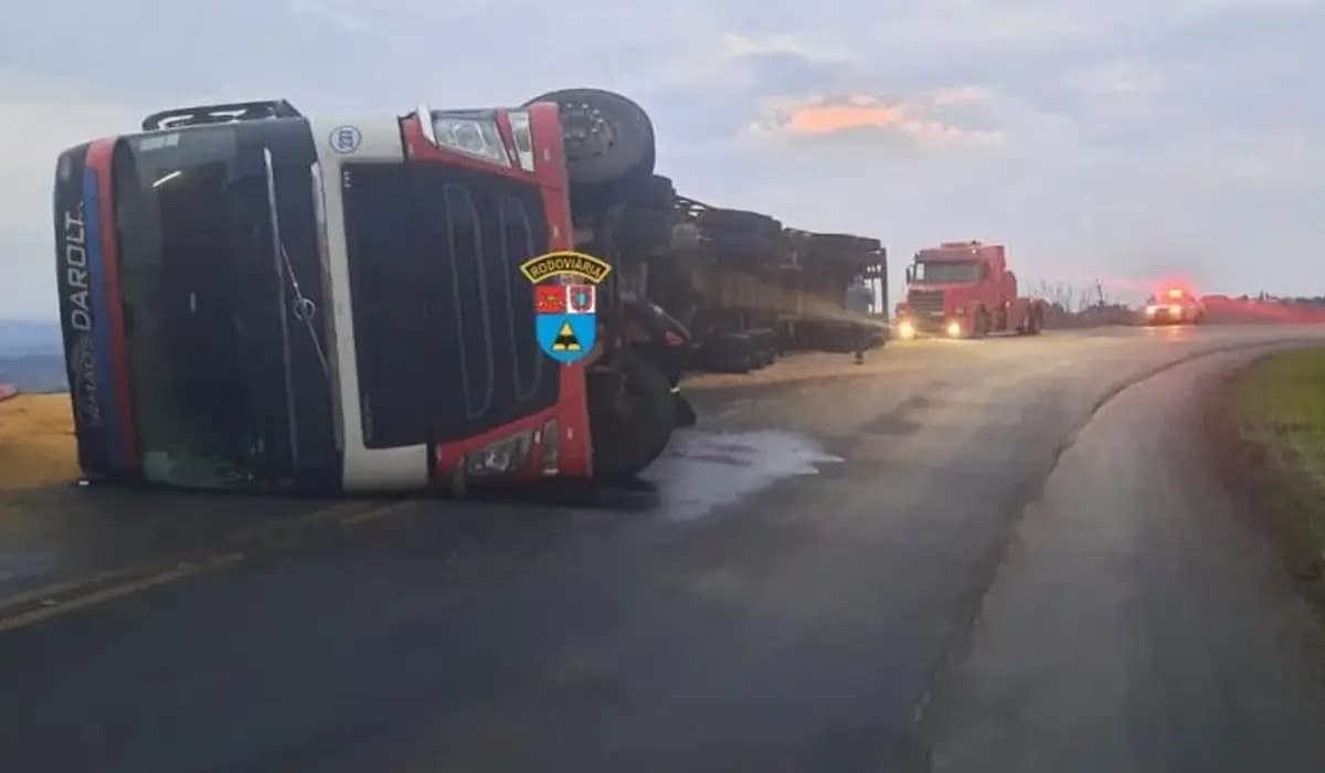 Caminhão tomba na PR-092 entre Wenceslau Braz e Arapoti, deixando motorista ferido