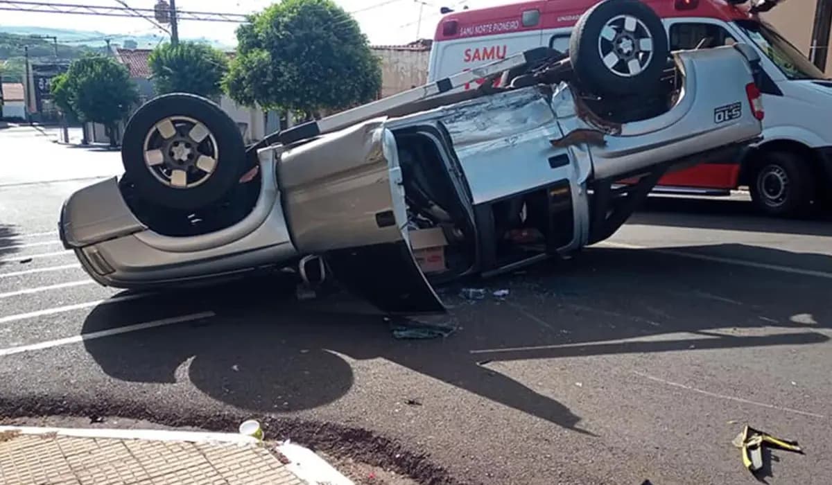 Colisão seguida de capotamento no centro de Bandeirantes PR
