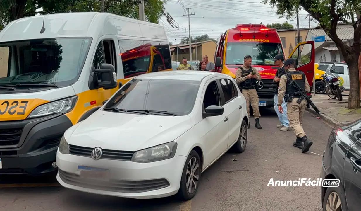 Motorista de van escolar tem crise convulsiva e colide contra carro no Jardim Figueira em Cornélio Procópio