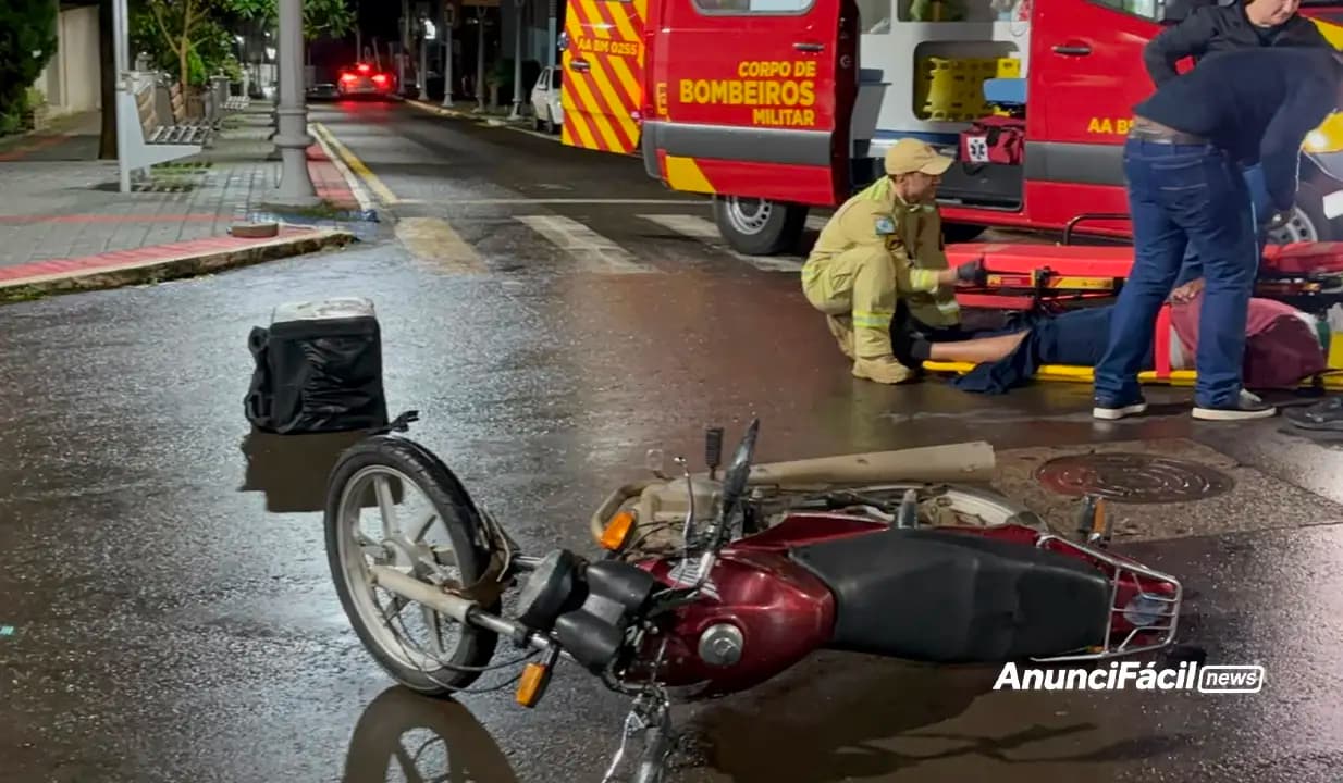 Motociclista é socorrido após colisão no centro de Cornélio Procópio e motorista foge sem prestar socorro