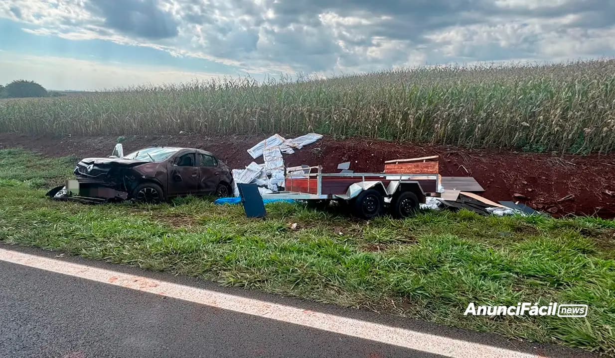 Motorista fica ferido após carro com reboque sair da pista na PR-090, em Sertanópolis