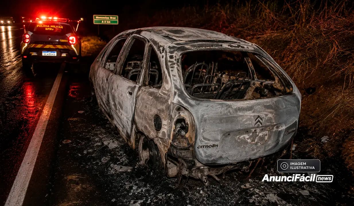Carro é encontrado destruído por incêndio e abandonado às margens da PR-422, em Wenceslau Braz