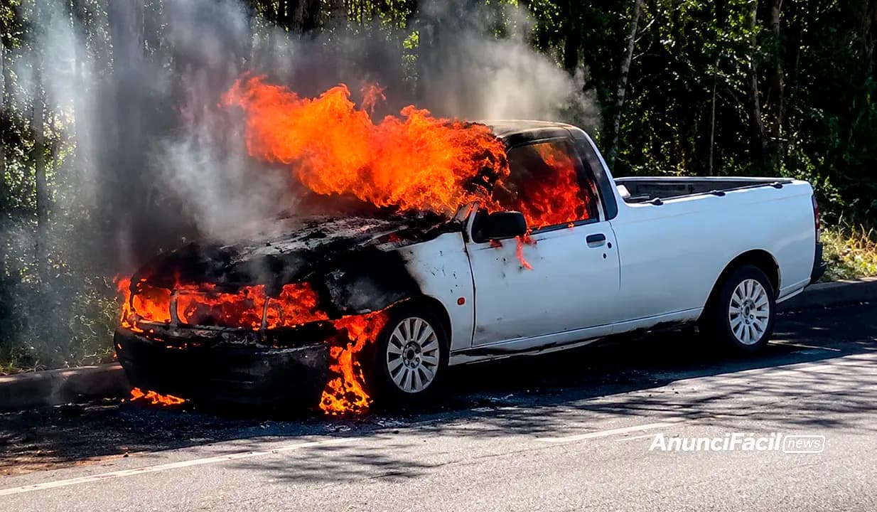 Utilitário é destruído por incêndio na BR-369, próximo ao distrito de Congonhas
