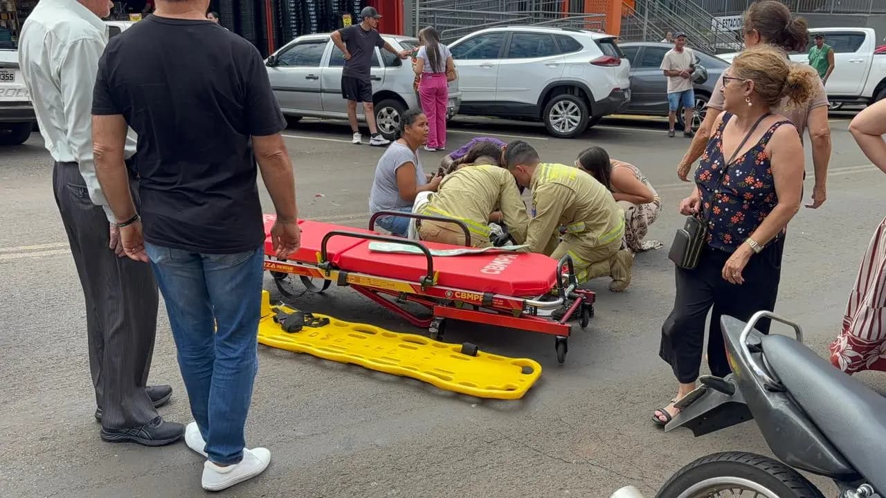 Mulher fica ferida após colisão entre carro e moto na Avenida Minas Gerais em Cornélio Procópio