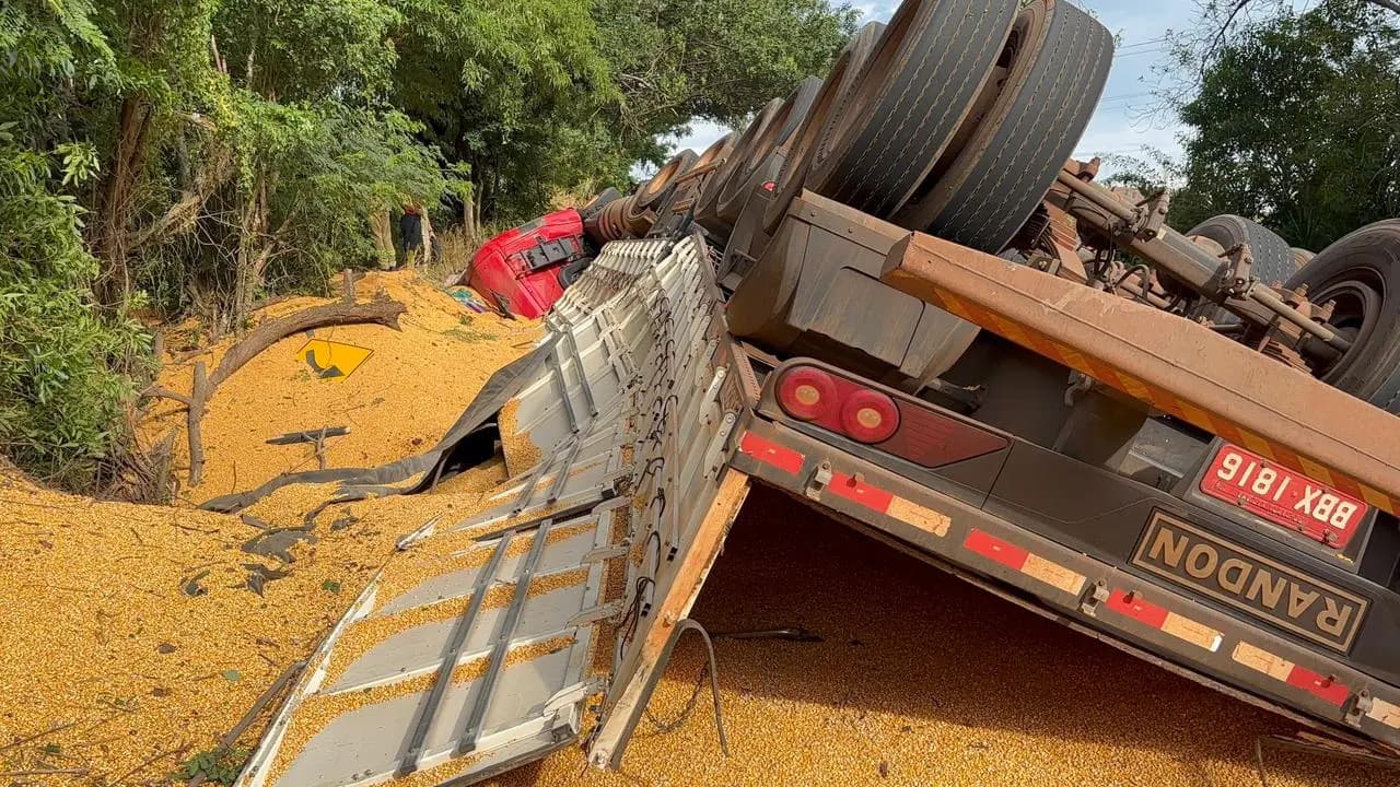 Caminhão carregado com milho tomba na estrada que liga a BR-369 ao distrito de Congonhas