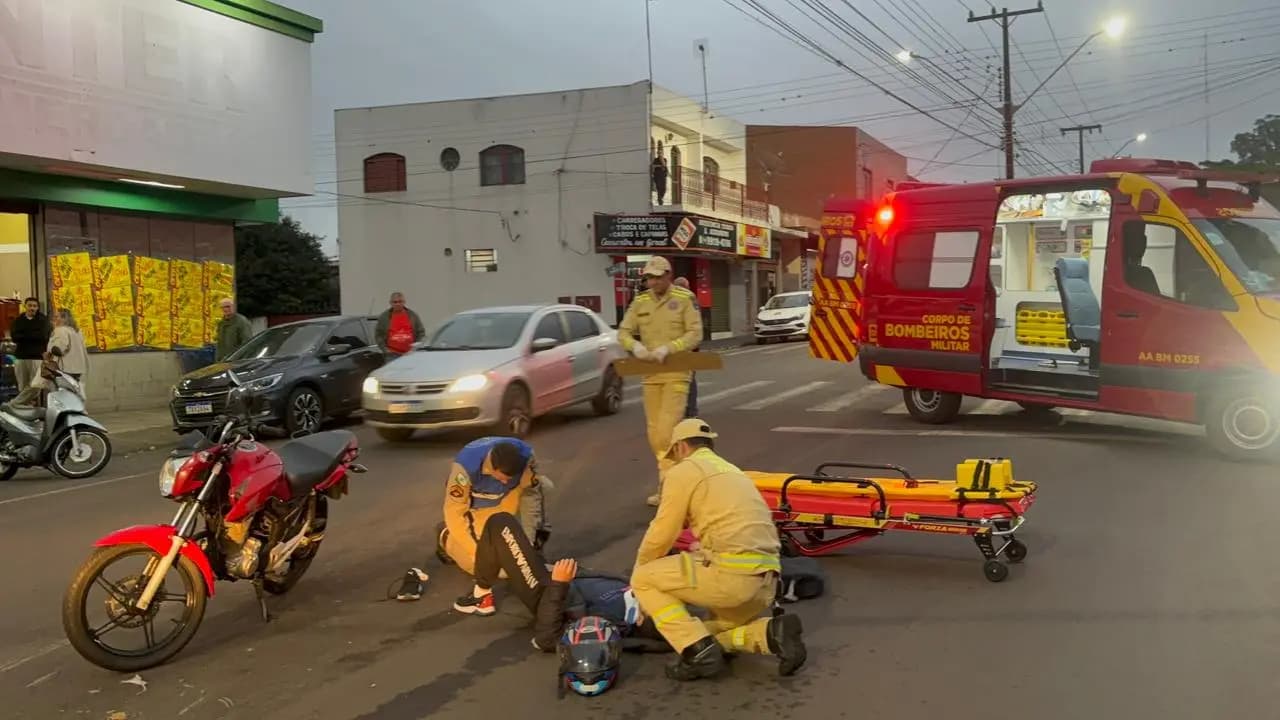 Motociclista fica ferido após colisão com carro na Rua Bento Ferraz em Cornélio Procópio