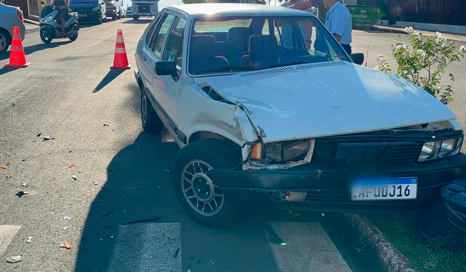Colisão entre carro e ônibus é registrada na Bento Ferraz de Campos