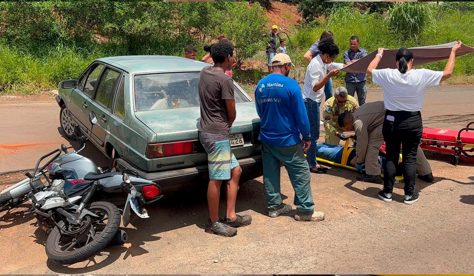 Colisão entre carro e motocicleta deixa homem ferido no bairro João Rocha