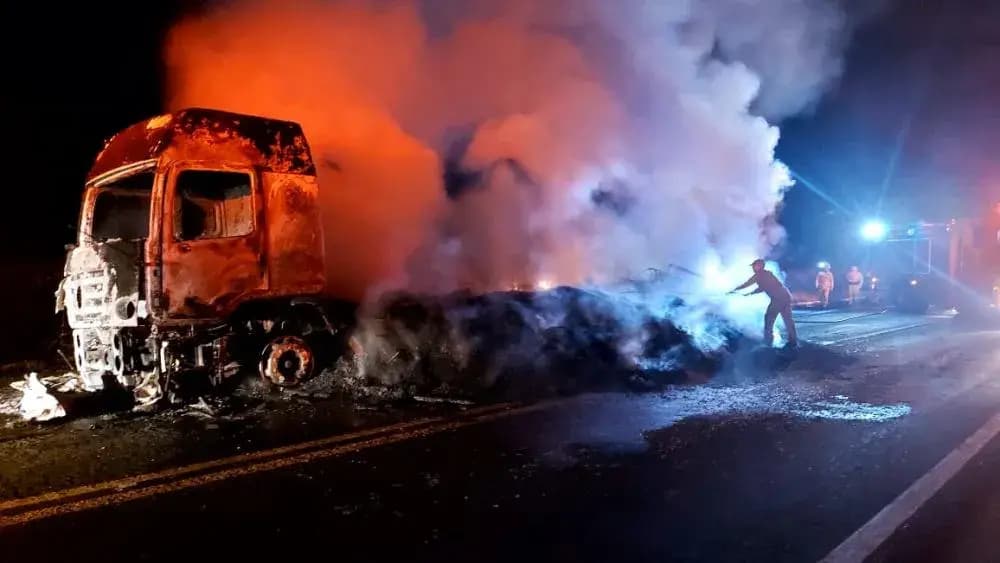 Colisão entre picape e carreta na BR-153 provoca incêndio e deixa feridos