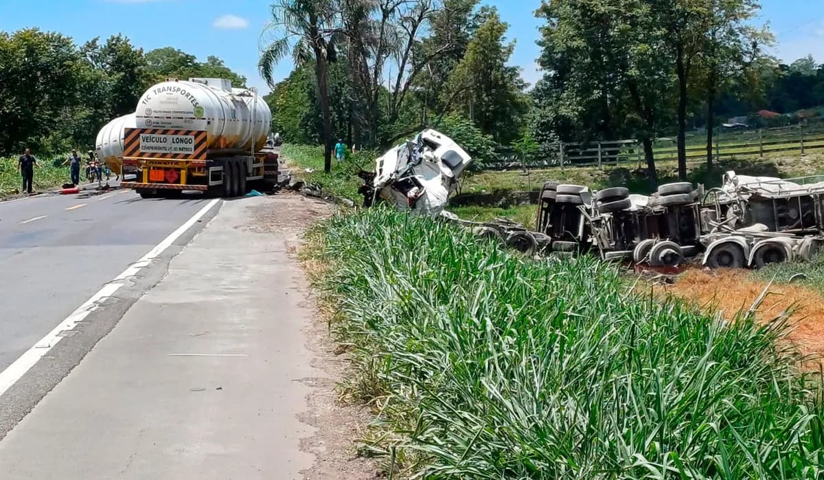 Acidente entre carretas mata motorista na PR-092; rodovia interditada