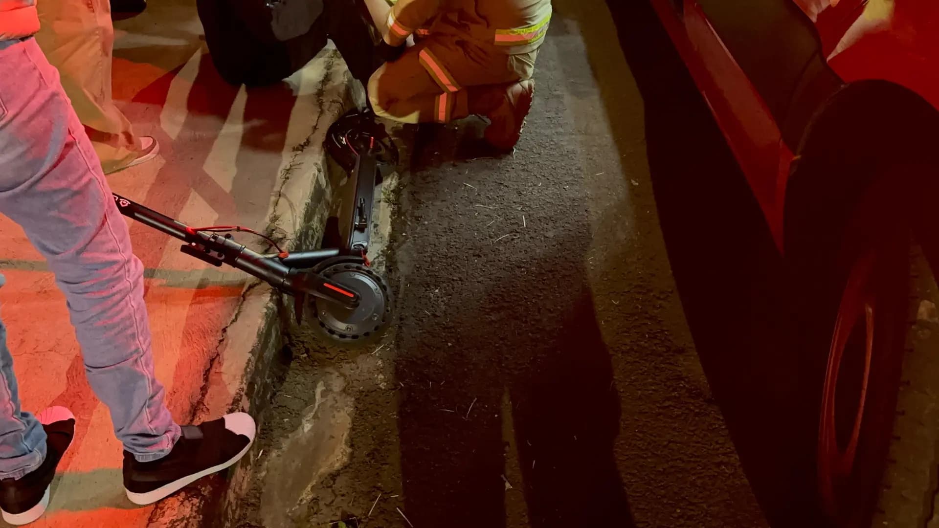 Menino de 11 anos fica ferido após colisão entre patinete elétrico e carro em Cornélio Procópio