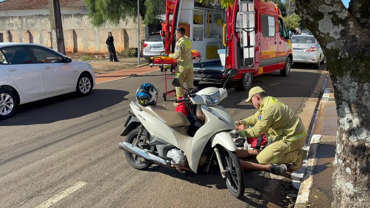 Mãe e filho ficam feridos após colisão entre carro e motocicleta em Cornélio Procópio