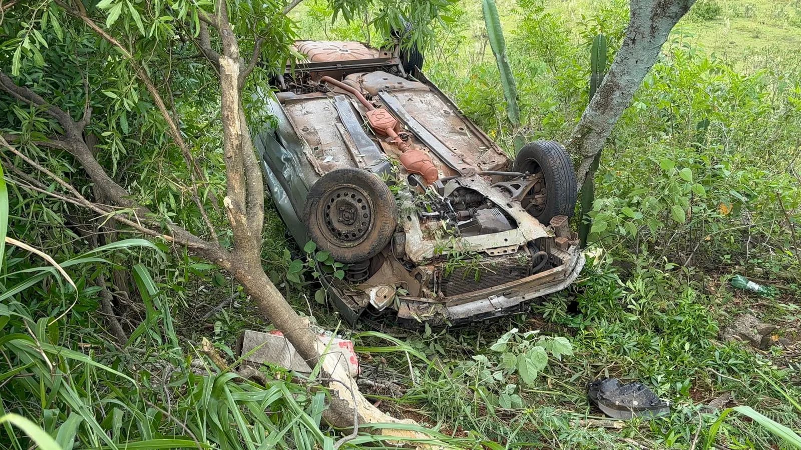 Capotamento deixa duas pessoas feridas na PR 160 entre Cornélio Procópio e Leópolis
