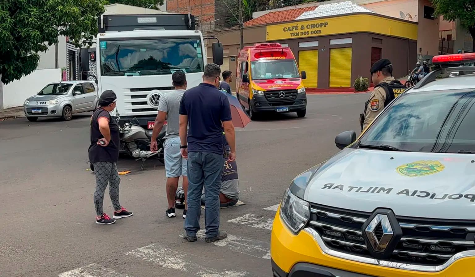 Colisão entre caminhão e motocicleta deixa condutor ferido na Av Marechal Deodoro 