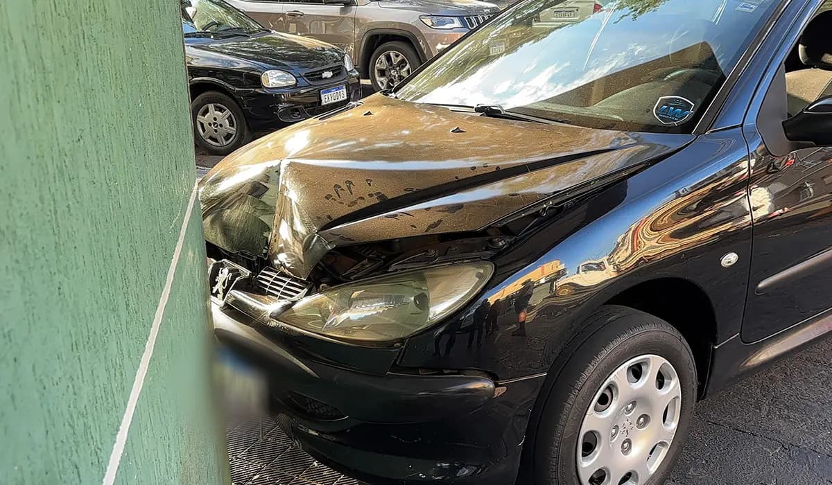 MULHER PASSA MAL AO VOLANTE E COLIDE VEÍCULO CONTRA PADARIA EM CORNÉLIO PROCÓPIO