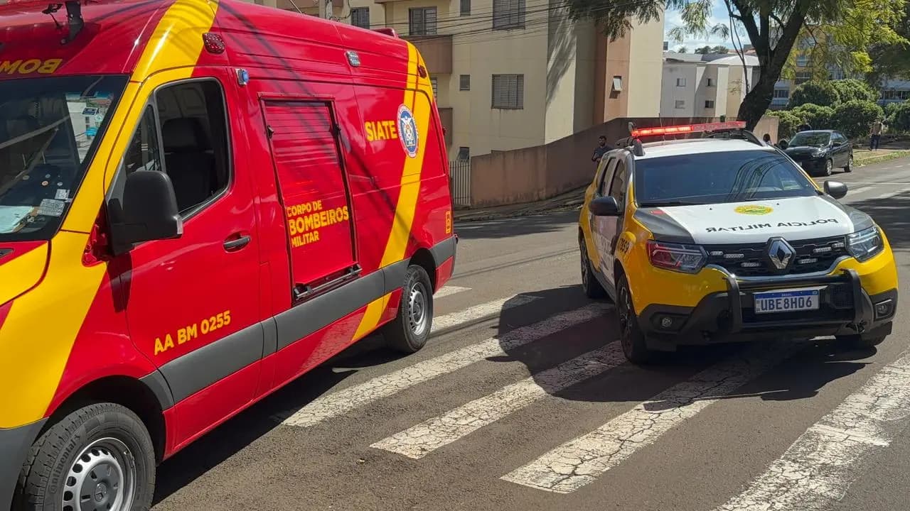 Motociclista sofre escoriações após colisão com carro estacionado em Cornélio Procópio