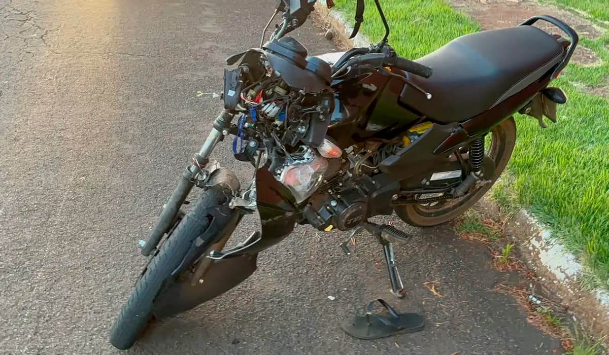 Colisão entre carro e moto deixa jovem ferido em Cornélio Procópio