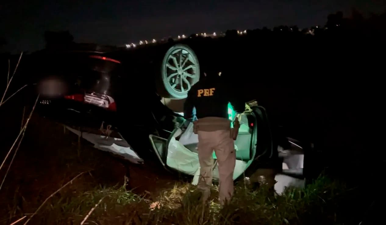 Motorista escapa sem ferimentos após capotamento na BR-369 em Cornélio Procópio