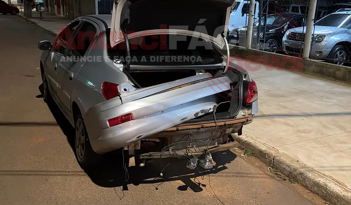 Motorista avança sinal, provoca colisão entre três veículos e foge do local em Cornélio Procópio