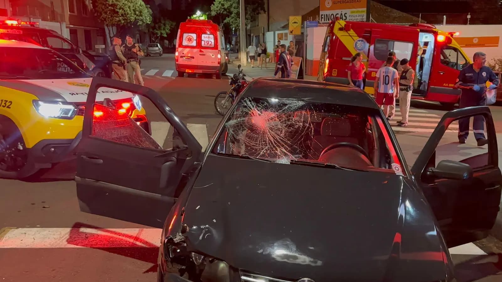 Casal fica ferido após colisão entre moto e carro no cruzamento da Pernambuco com Quintino Bocaiúva