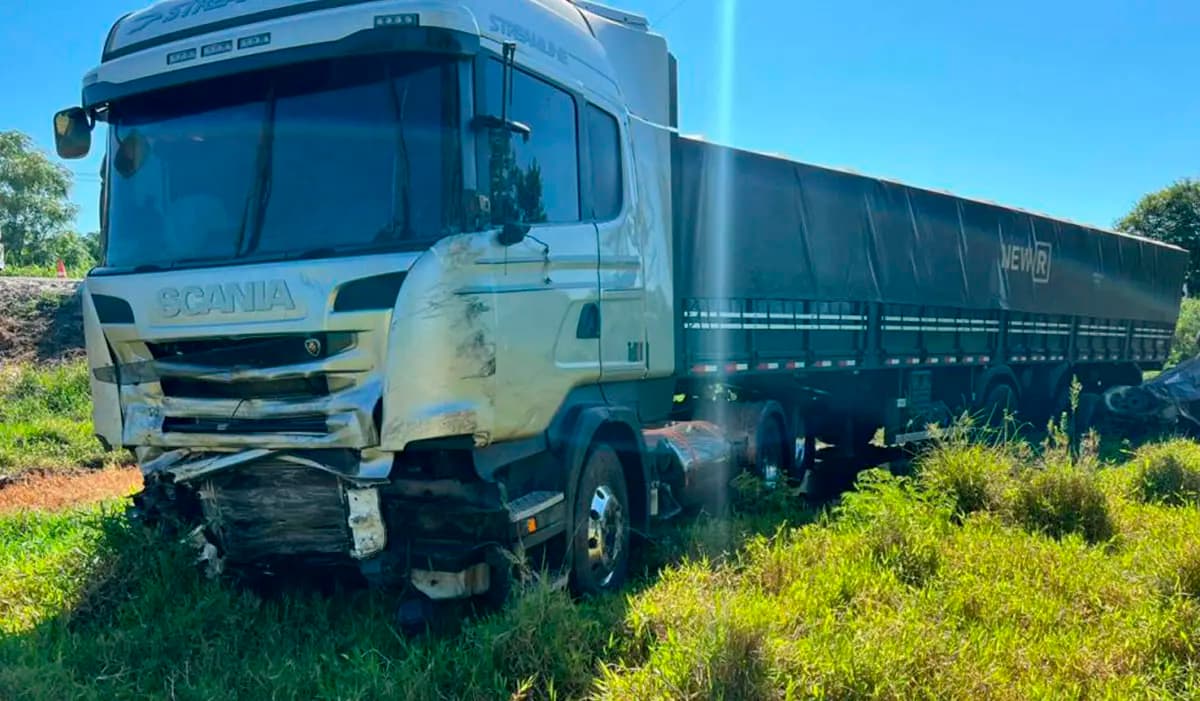 Quatro pessoas morrem e uma fica ferida em colisão entre carro e carreta em Joaquim Távora