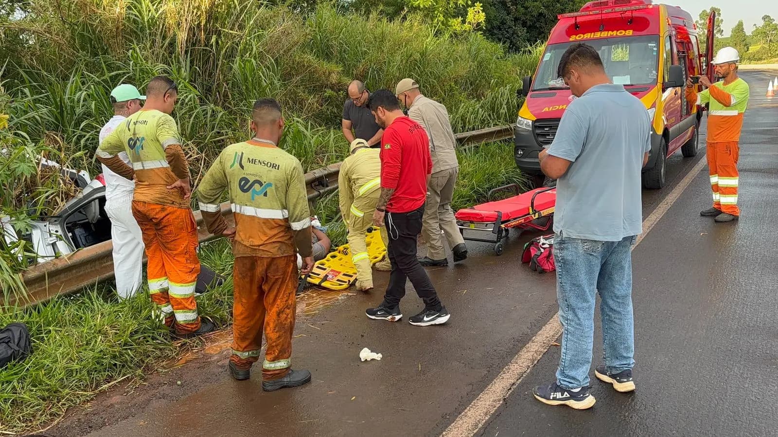 Motorista fica ferido após carro sair da pista e capotar na BR-369 em Cornélio Procópio