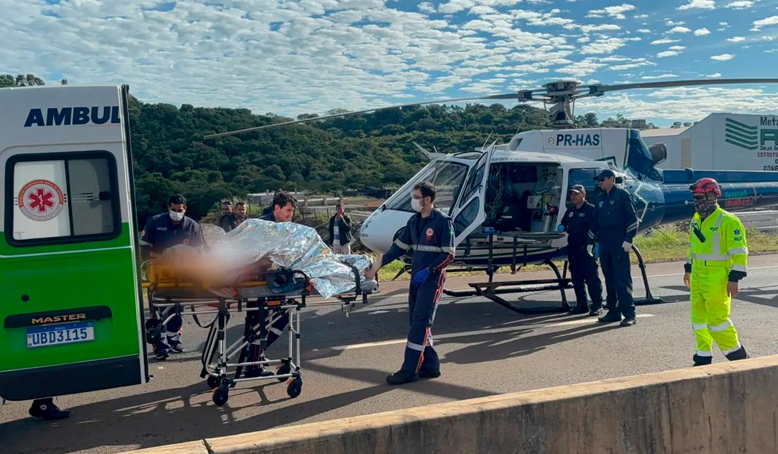 Motorista fica gravemente ferido após colisão com caminhão de sinalização na BR-369 em Cornélio Procópio