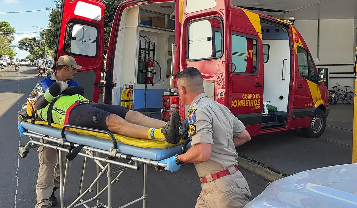 Ciclista fica ferido em colisão com caminhonete no centro de Cornélio Procópio