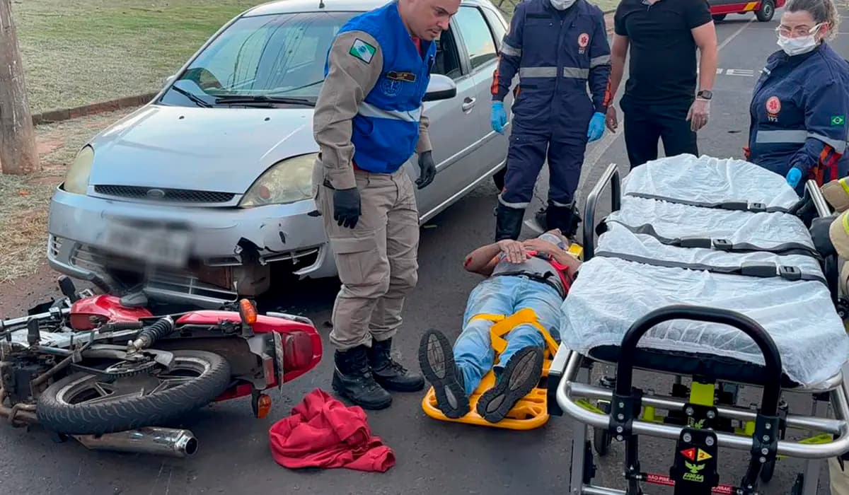 COLISÃO ENTRE MOTO E VEÍCULO DEIXA MOTOCICLISTA FERIDO NA RUA PAULA GOMES