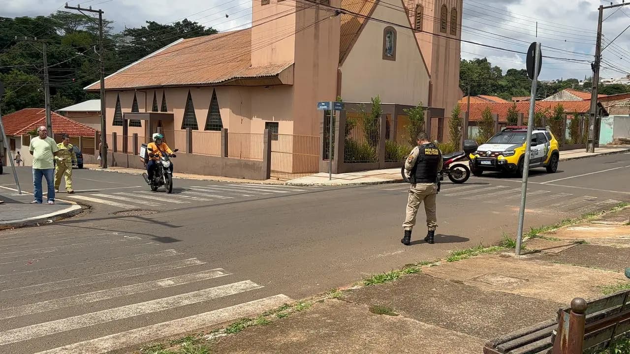 Passageira de motocicleta fica ferida após colisão com carro no Jardim Figueira, em Cornélio Procópio