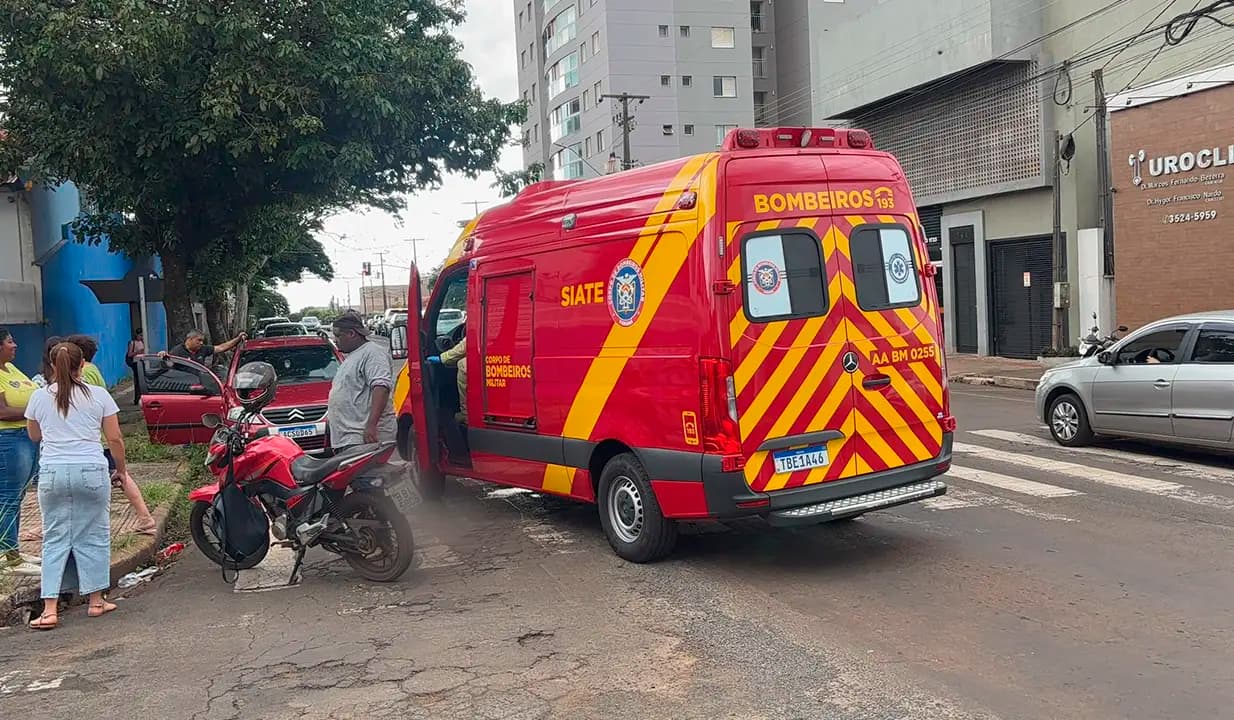Motociclista fica ferido após colisão entre moto e carro no cruzamento das ruas Minas Gerais e Goiás