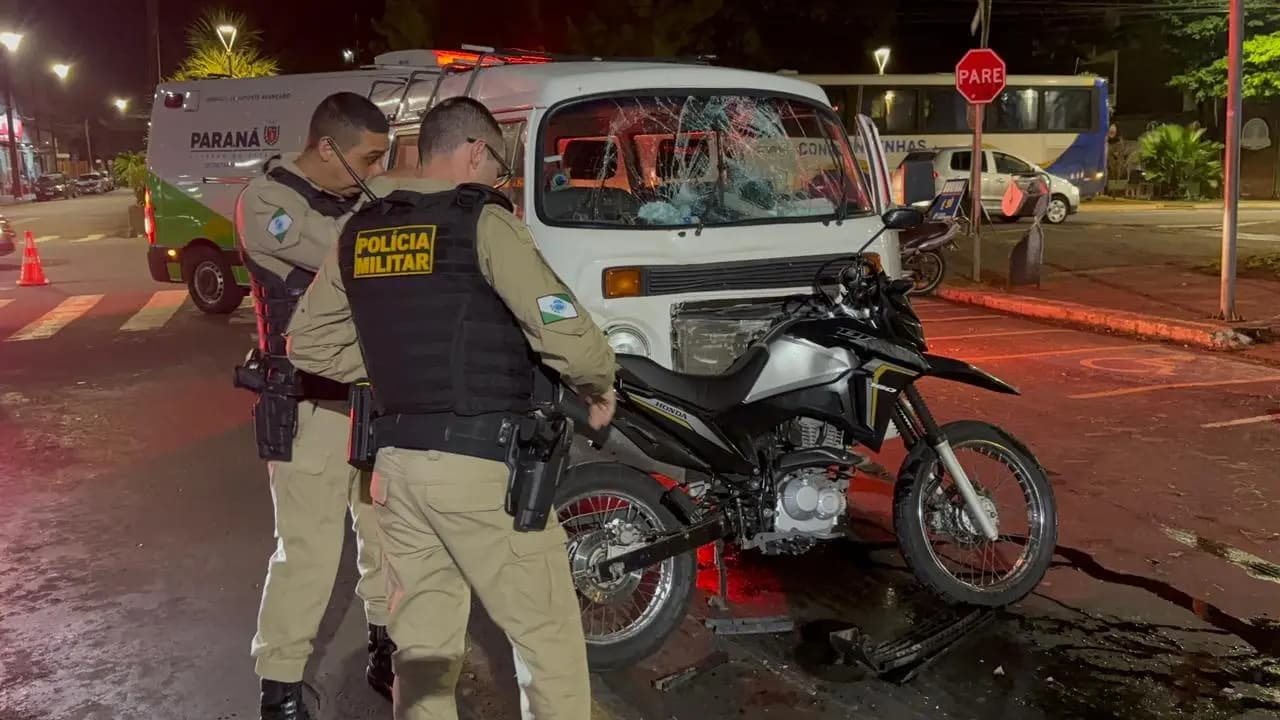 Motociclista fica ferido após colisão com Kombi no centro de Cornélio Procópio