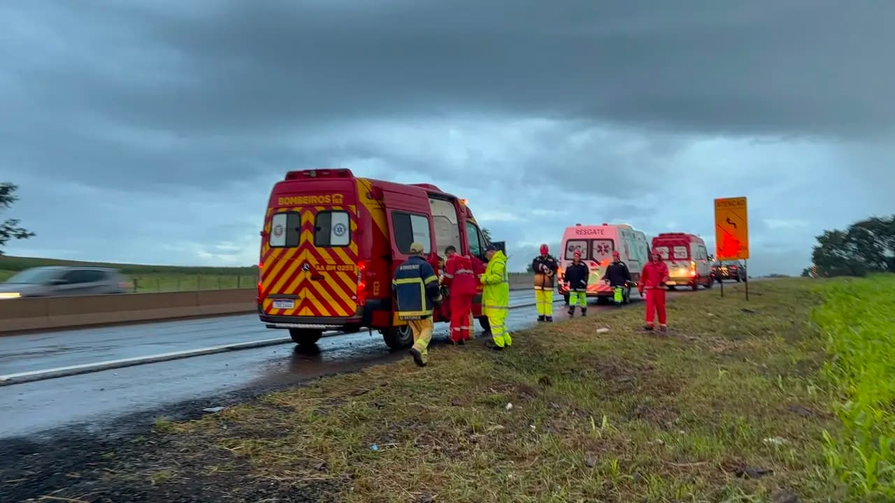 Avó e dois netos ficam feridos após saída de pista na BR-369 em Cornélio Procópio
