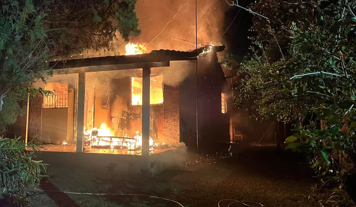 Adolescente coloca fogo em residência e é contida pela família em Rancho Alegre