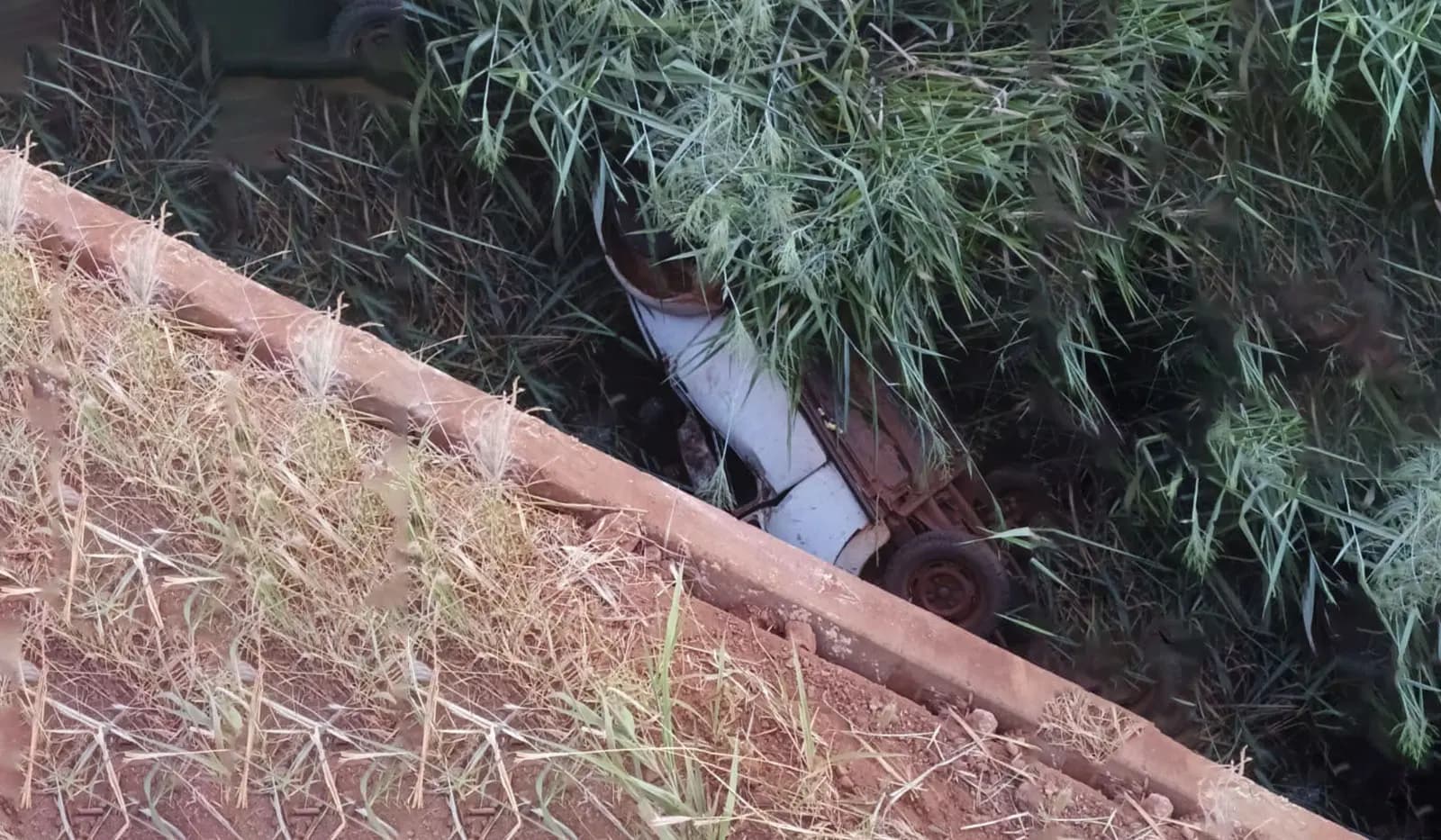 Morador Encontrado Morto Dentro de Carro Após Acidente em Itambaracá