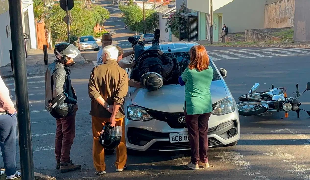 Motociclista é arremessado sobre carro após colisão em Cornélio Procópio
