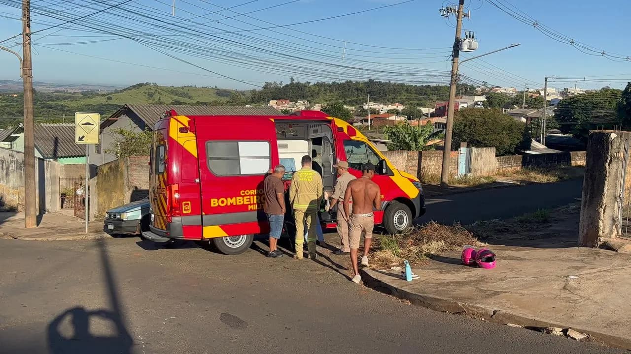 Mãe e filha ficam feridas após colisão entre carro e moto na Rua Rouxinol, em Cornélio Procópio