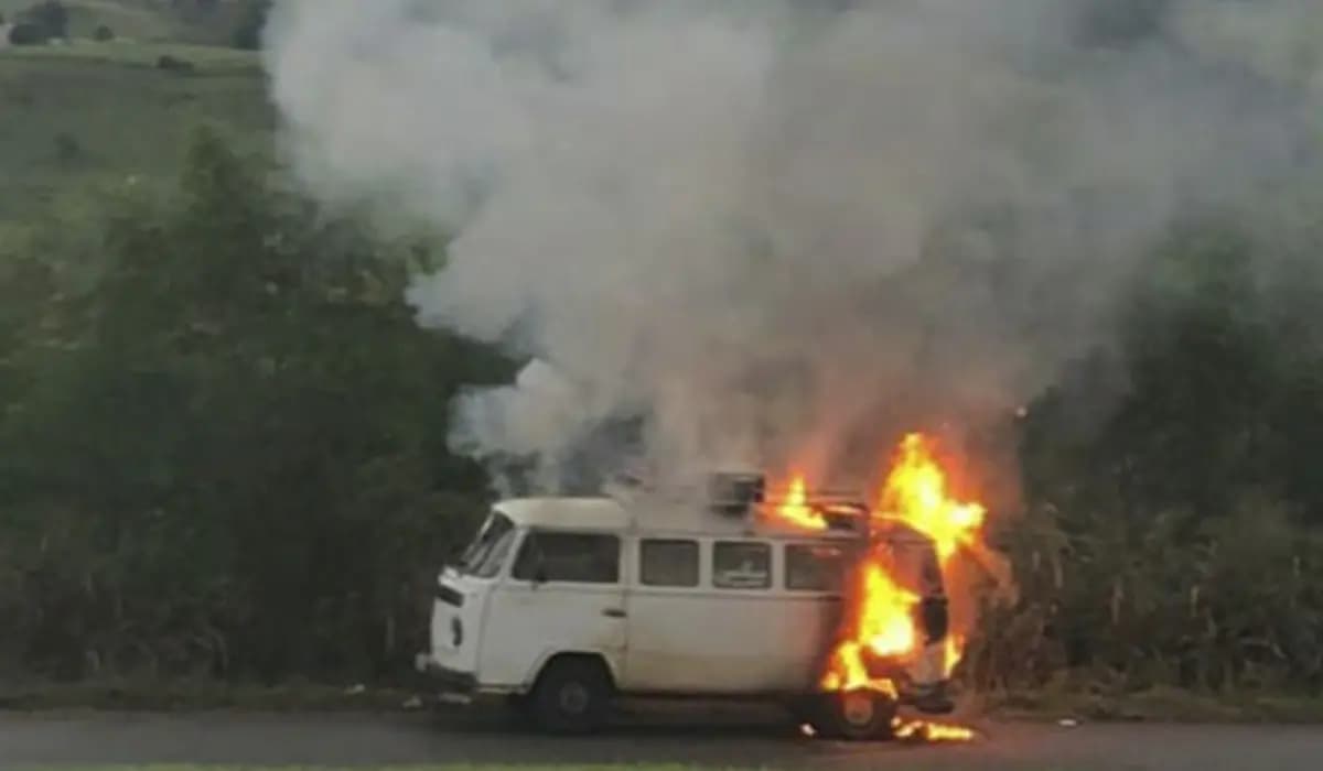 Kombi Pega Fogo no Trevo de Acesso ao Jardim Progresso em Cornélio Procópio