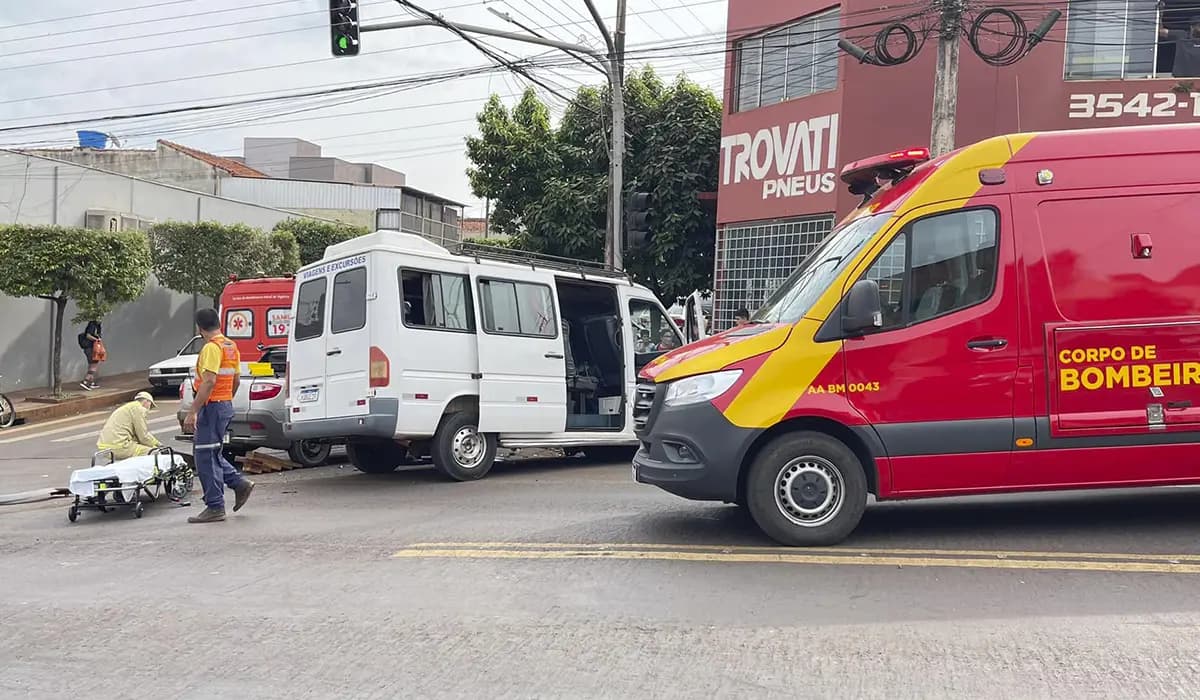 Grave Acidente em Bandeirantes Envolve Van Escolar e Fiat Strada