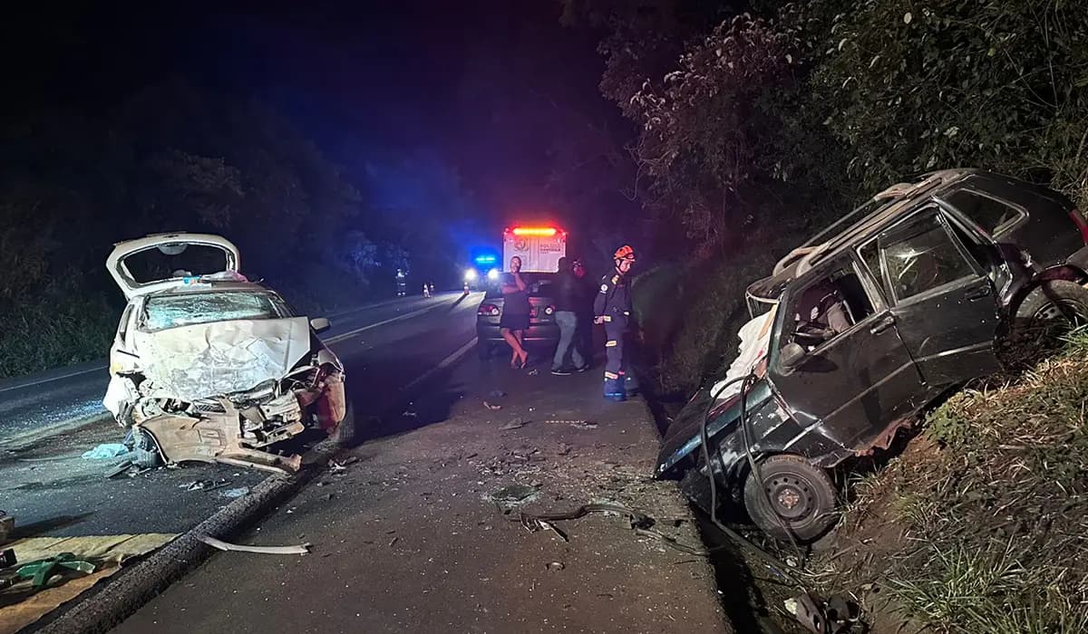 Colisão frontal na BR-153 em Ibaiti deixa cinco vítimas e uma morte confirmada