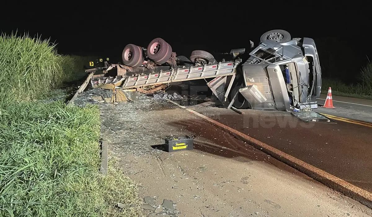 MORADOR DE BANDEIRANTES TOMBA CAMINHÃO NA BR-369 EM ANDIRÁ NA MADRUGADA DE QUARTA-FEIRA