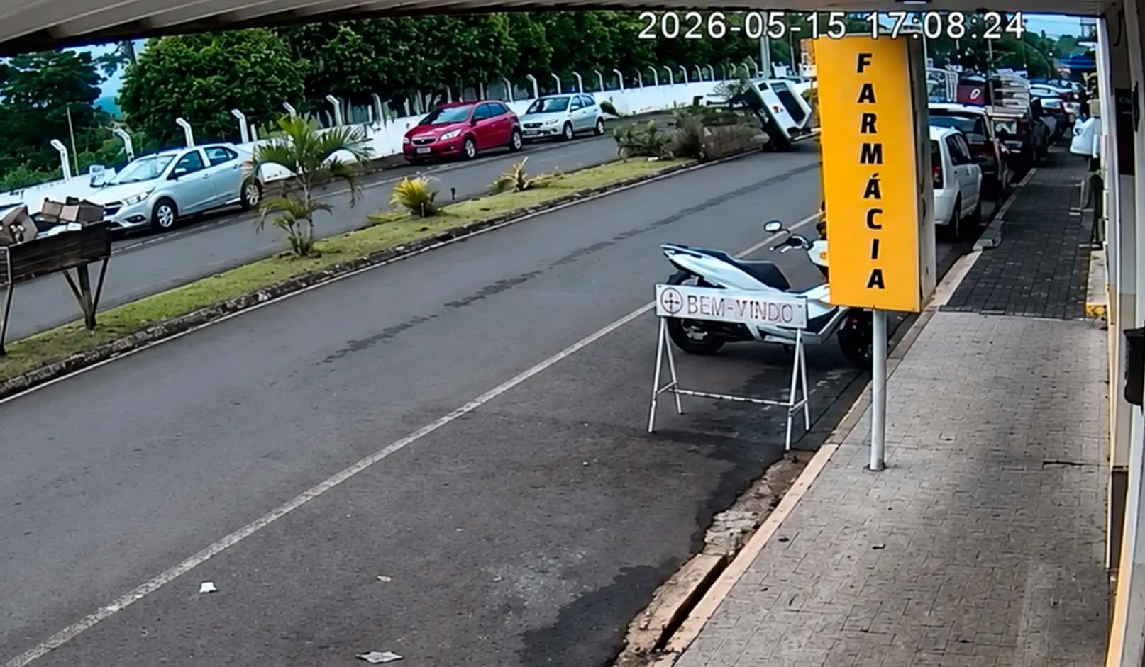 Carro invade canteiro central e quase capota em Cornélio Procópio