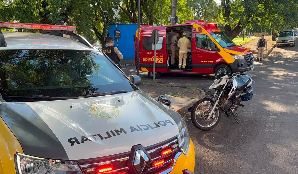 Motociclista fica levemente ferido após colisão com carro no cruzamento da Paraná com Rio de Janeiro