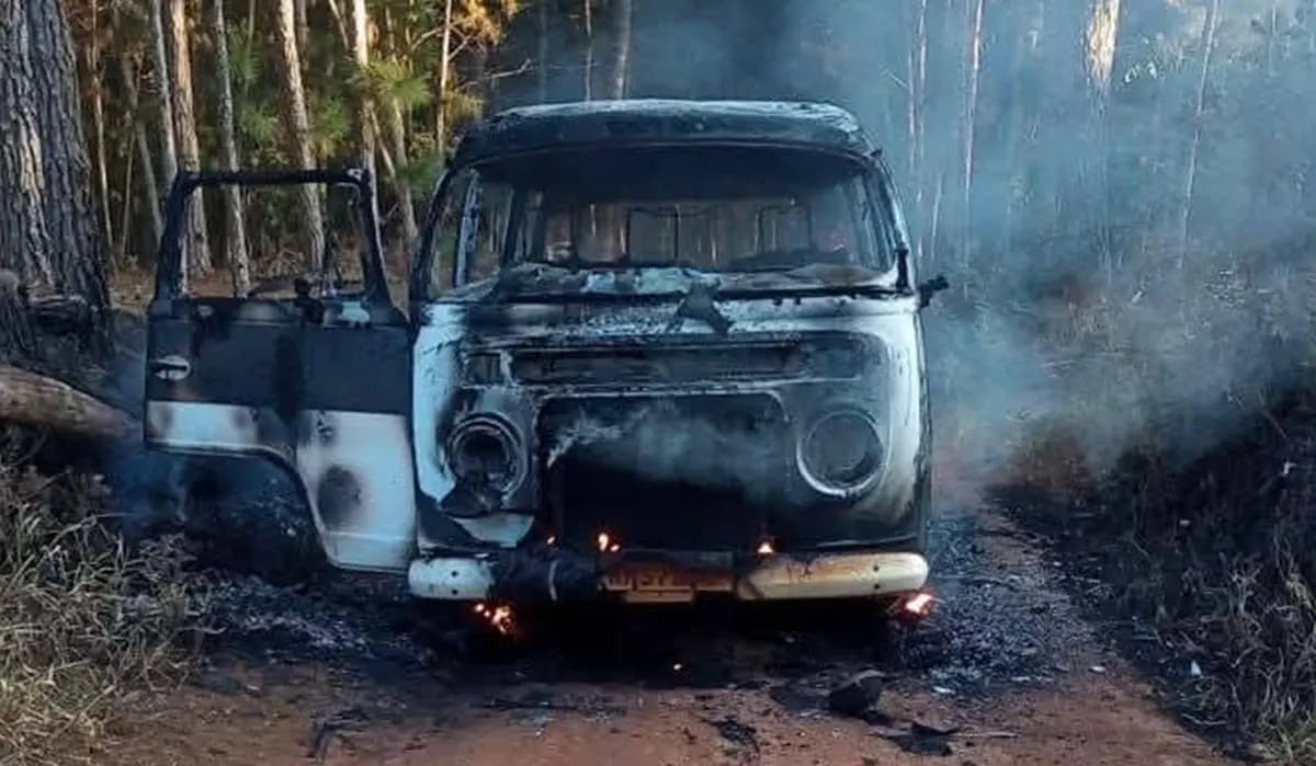 Veículo escolar é incendiado após assalto em São Jerônimo da Serra