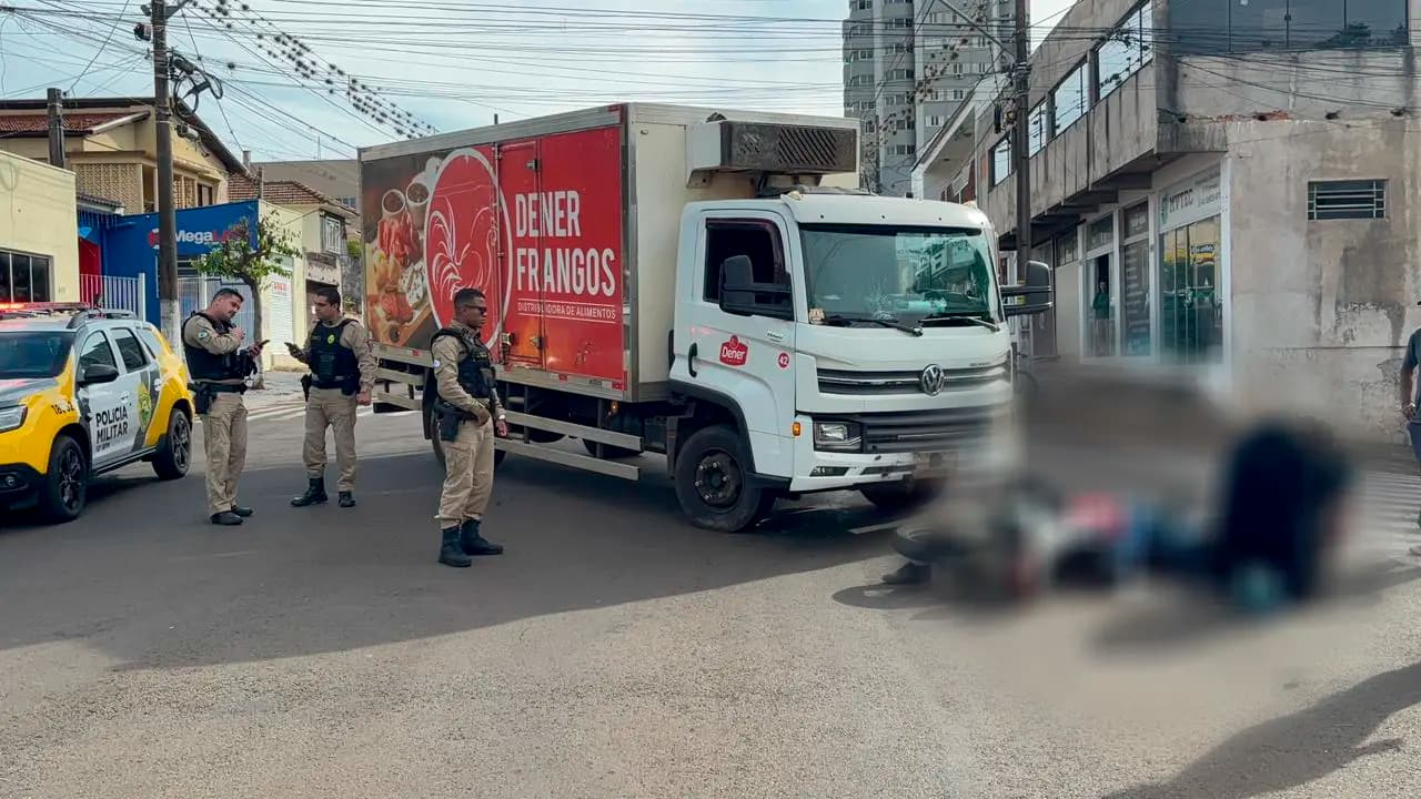 Motociclista sofre suspeita de fratura após colisão com caminhão em Cornélio Procópio