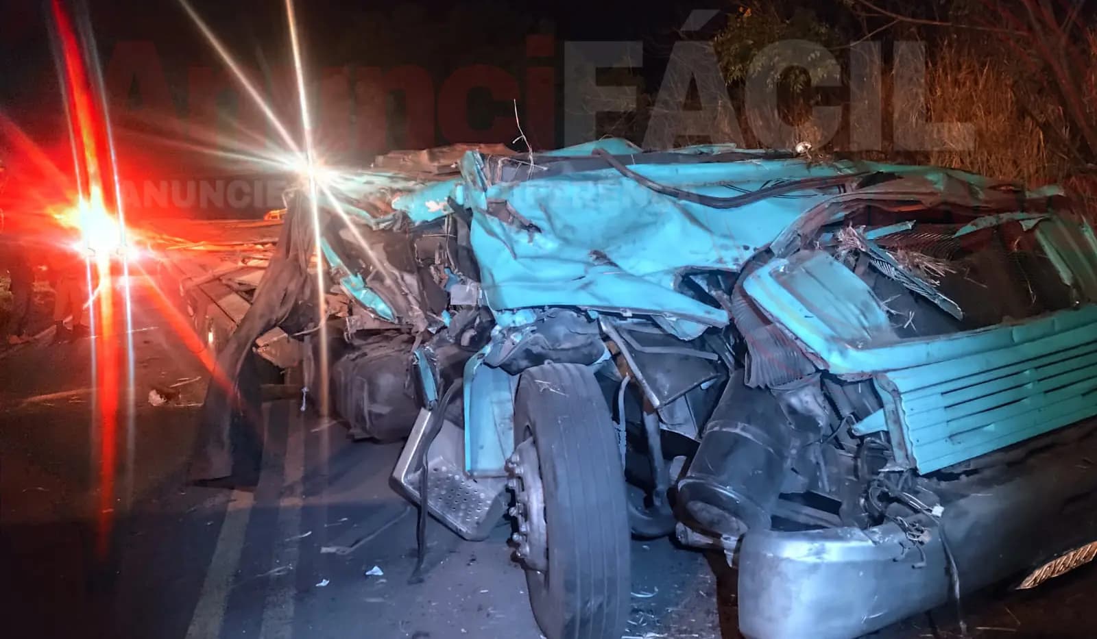 Caminhoneiro de 29 anos é resgatado com vida após tombamento de carreta na PR-435, em Congonhinhas