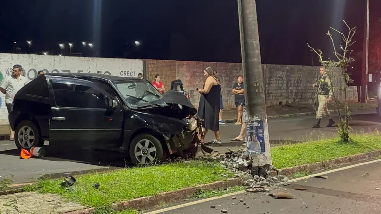 Colisão contra poste mobiliza corpo de bombeiros e samu na avenida Dom Pedro I