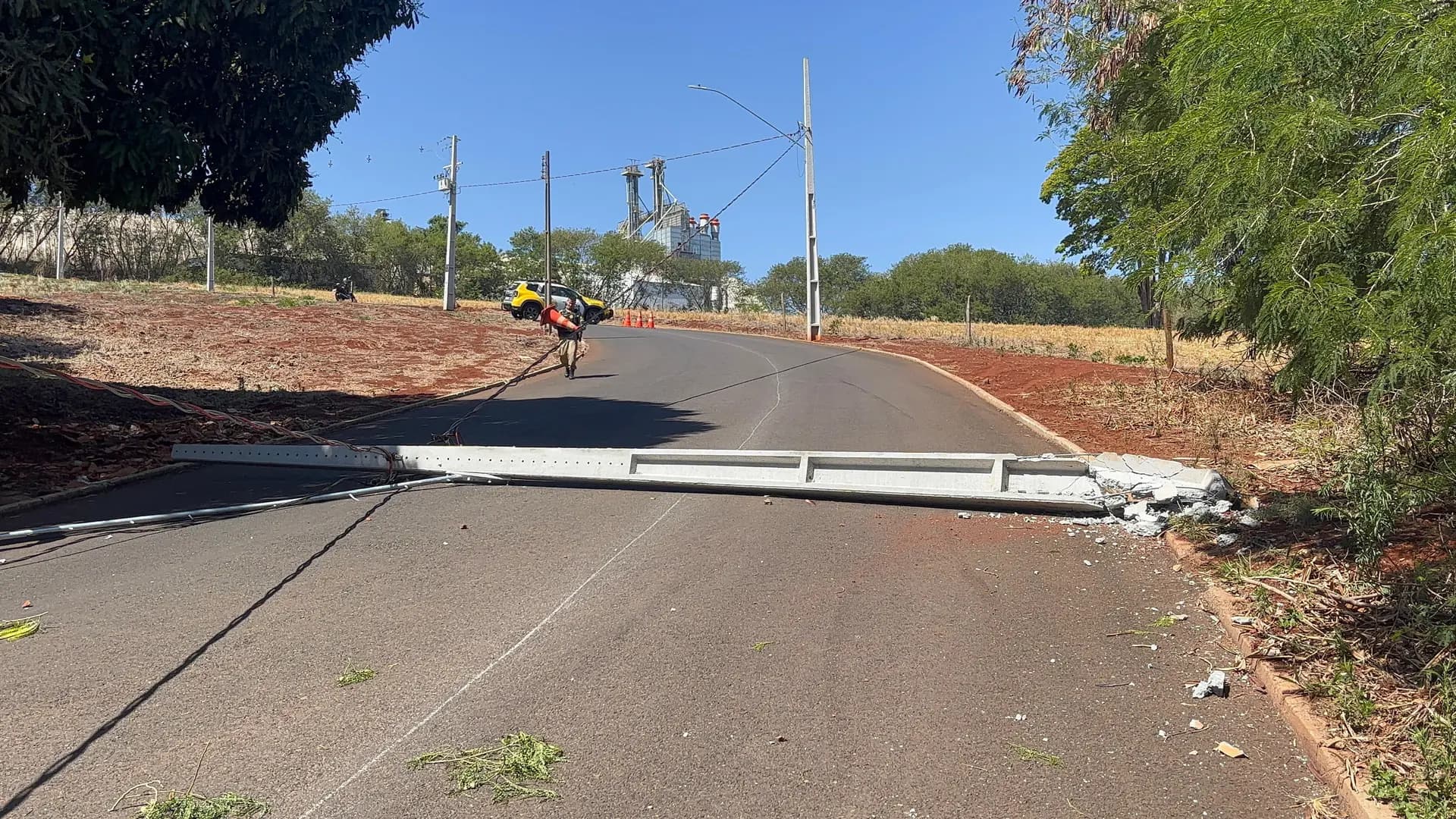 Veículo colide contra poste e interdita avenida em Cornélio Procópio